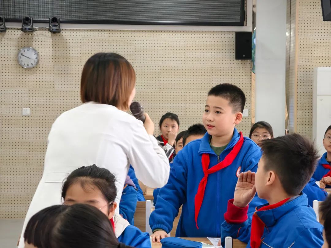 近视防控月|我院走进西安市多所小学开展科普讲座